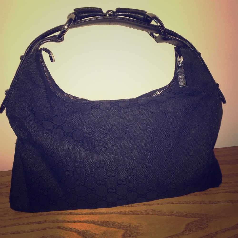 Small shoulder Gucci bag. 100% authentic